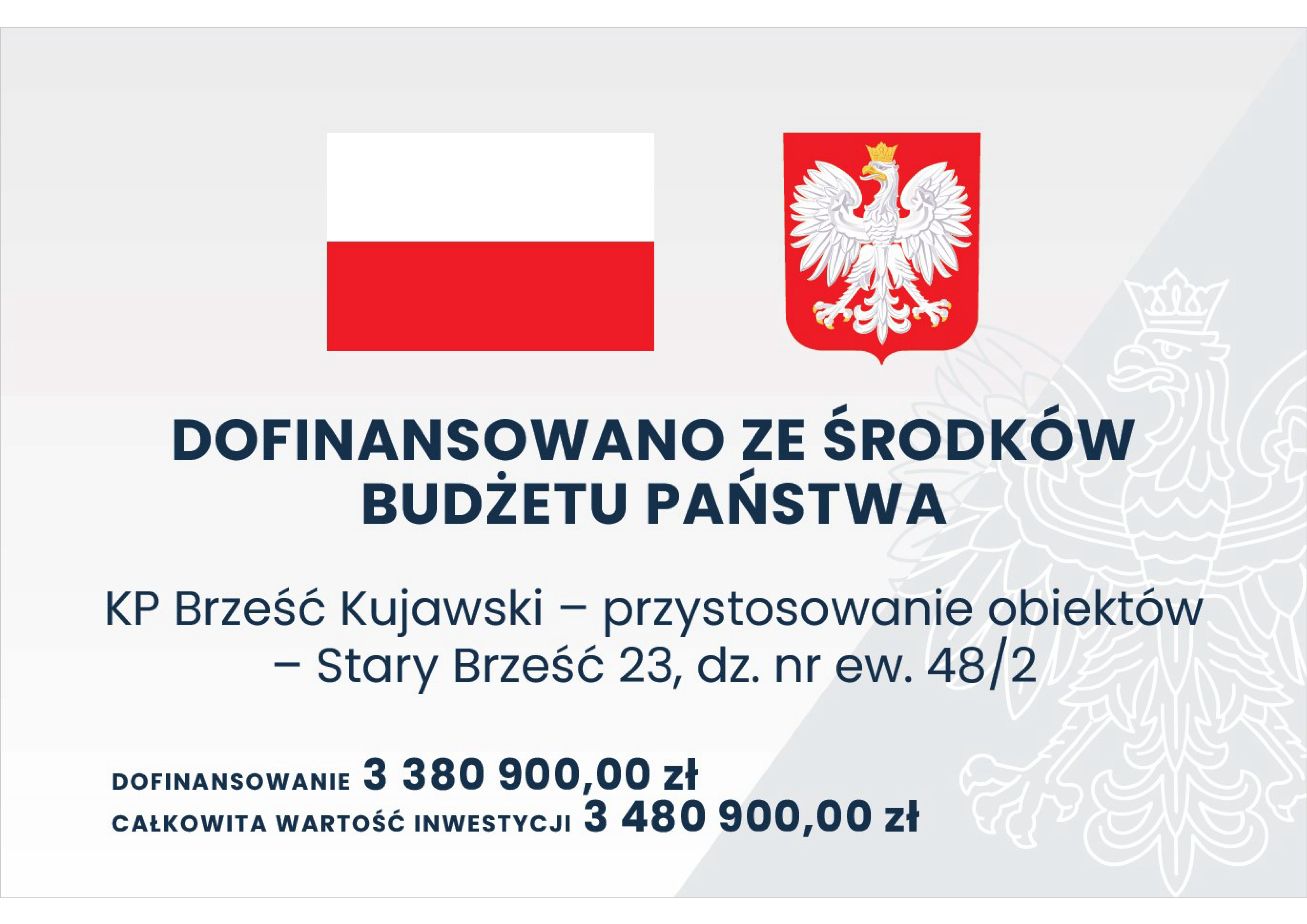 Grafika przedstawia tablicę informacyjną, na której widnieje tekst: DOFINANSOWANO ZE ŚRODKÓW BUDŻETU PAŃSTWA, KP Brześć Kujawski – przystosowanie obiektów – Stary Brześć 23, dz. nr ew. 48/2, DOFINANSOWANIE 3480900,00 zł, CAŁKOWITA WARTOŚĆ INWESTYCJI 3480900,00 zł.